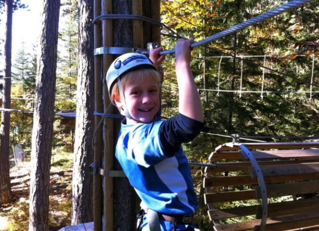  安纳西附近的森林探险 